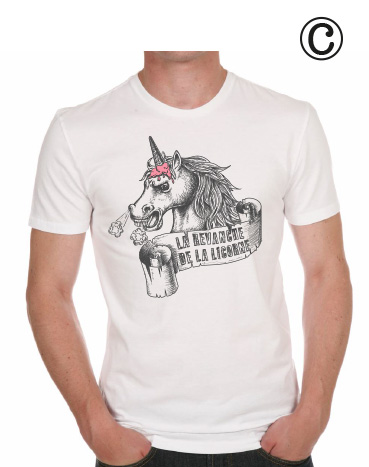 t-shirt blanc avec licorne avec un cornet de glace sur la tête